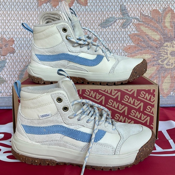 Vans Shoes - Vans Ultrarange Exo
Vintage White/Blue Stripe
VNOA5KS570U
WMNS Boots - Sneakers